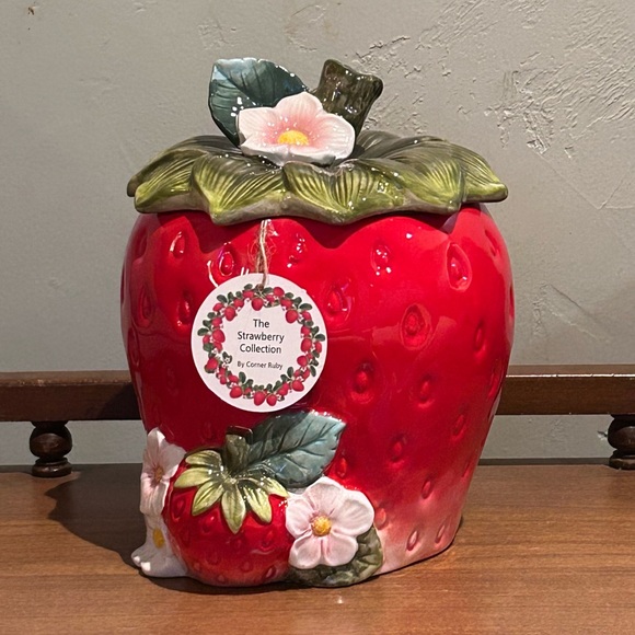The Strawberry Collection By Corner Ruby Ceramic Strawberry Canister + Lid NWTS. - Picture 1 of 9
